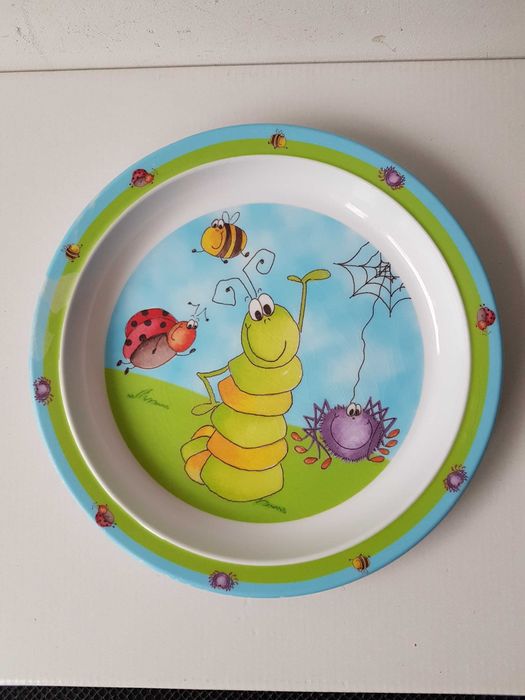 Plastikowy talerzyk i miseczka owady biedronka pająk pszczółka