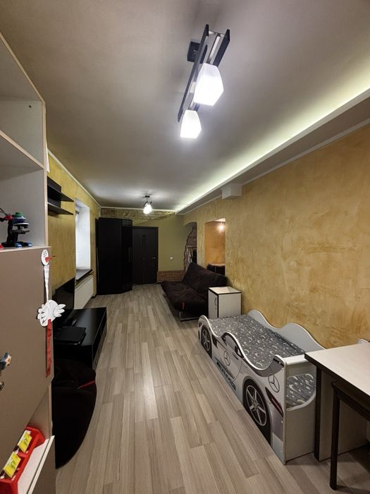 Терміново, 75 кв м, двокімнатна квартира.  вул. Амброса