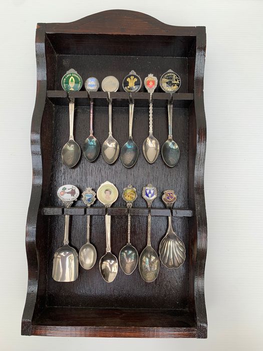 Colheres de coleção com expositor em madeira