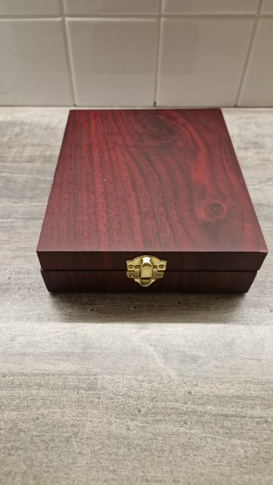 Pudełko z akcesoriami do wina