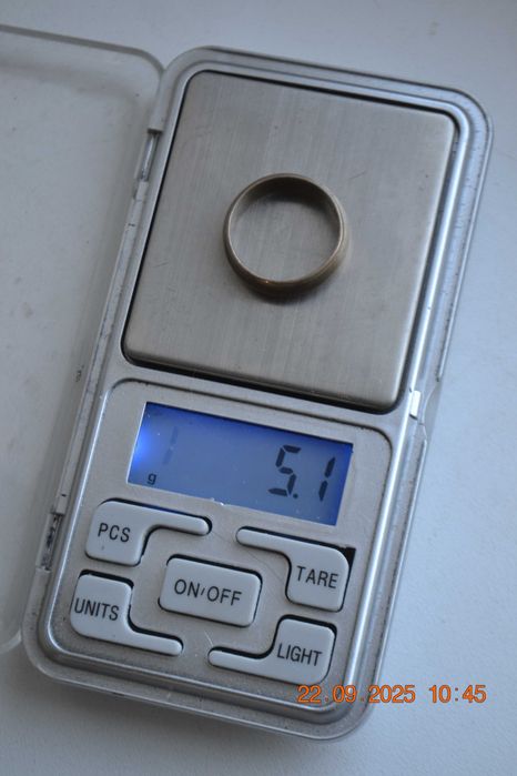 Кольцо обручальное. Цыганское золото. С пробами. 1,9-2,3 см. Вес 5 гм.