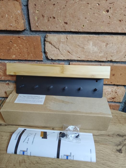 Drewniany uchwyt wieszak  na klucze na ścianę z organizerem na pocztę