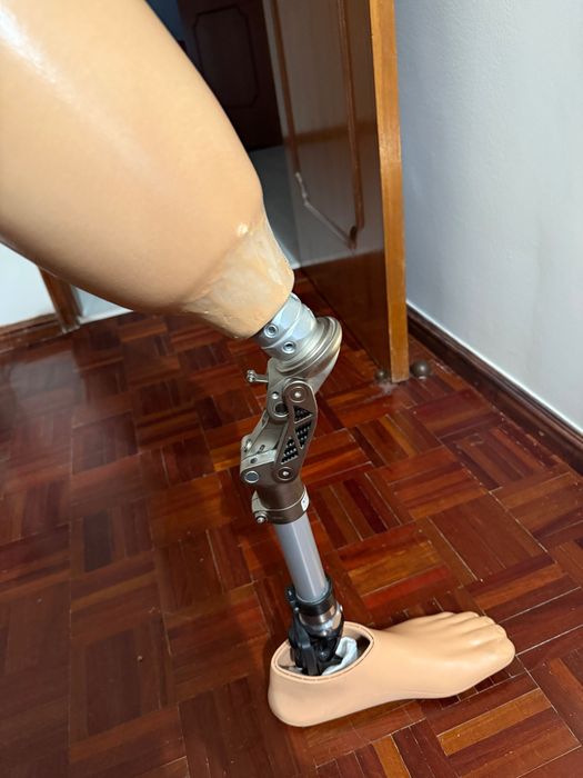 Prótese de perna com joelho semi-hidráulico