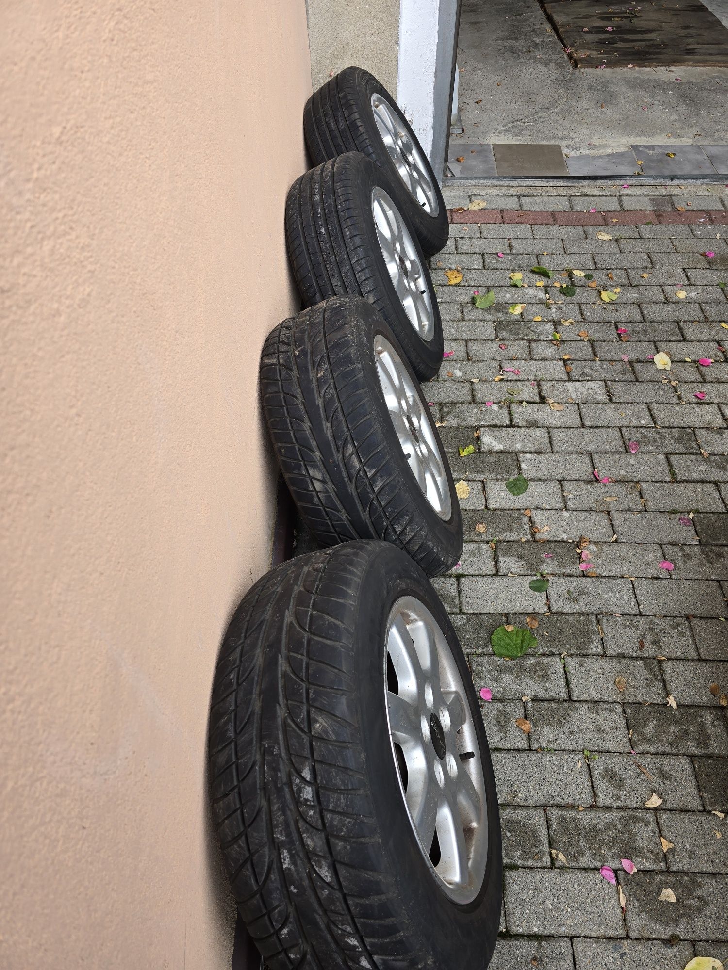 Opony z felgami 205/60 R15 VW SHARAN