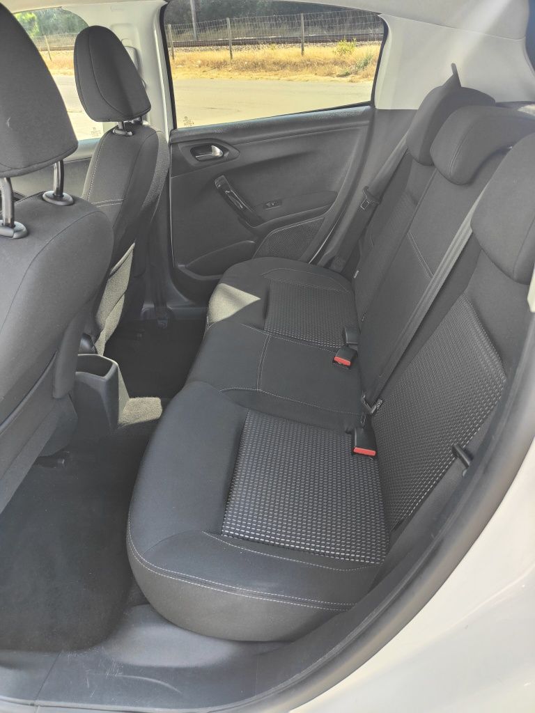 Peugeot 208  HDi