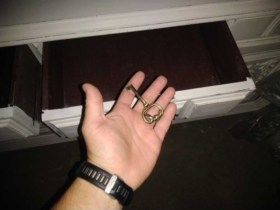 Móvel em madeira restaurado recentemente