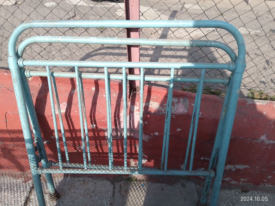 Залізне радянське ліжко