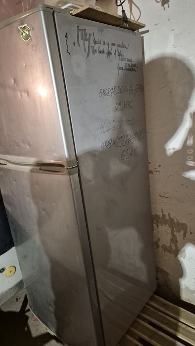 Холодильник рабочий двухкамерный, морозилка сверху