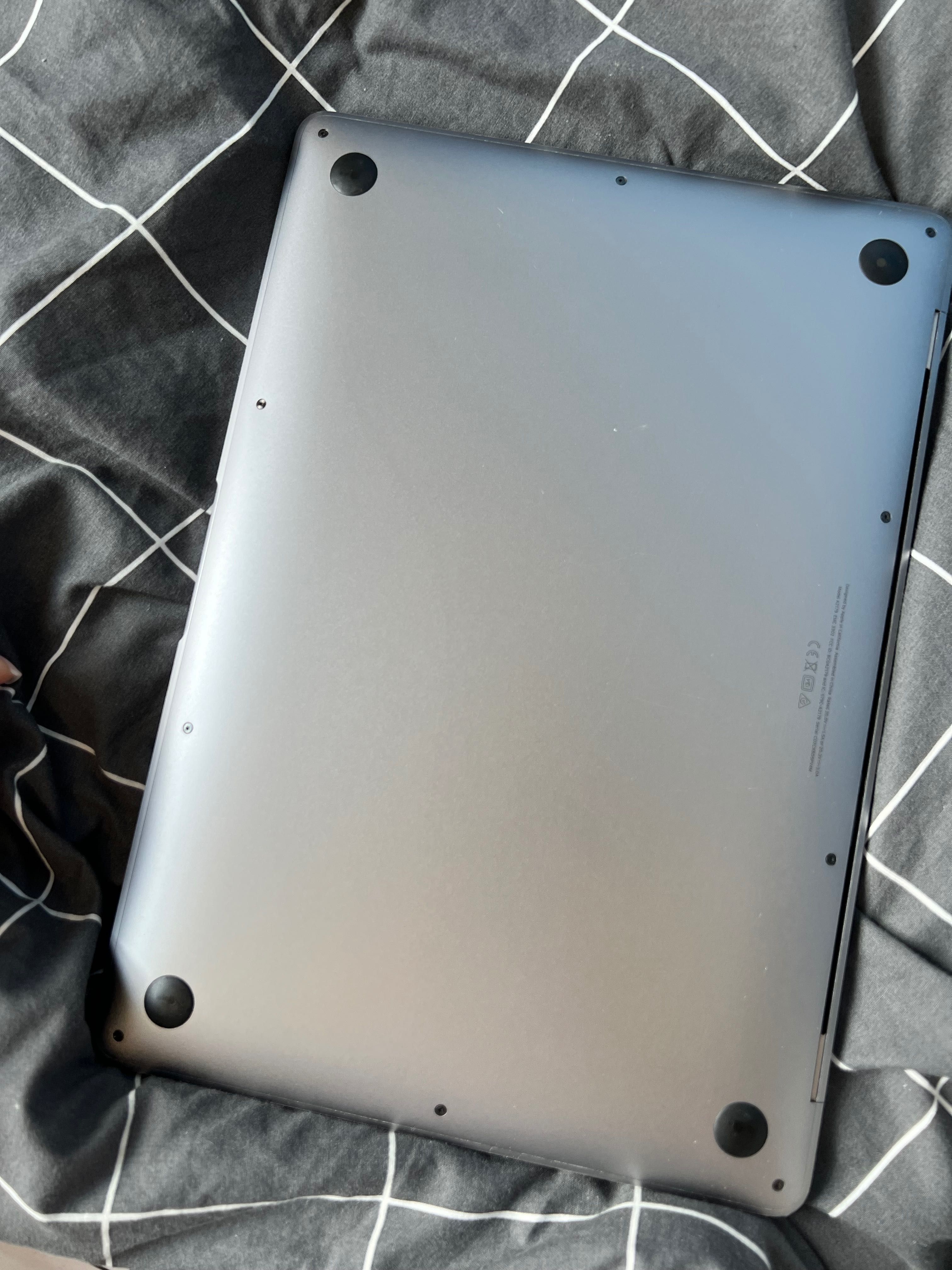 MacBook Air 13 2019 srebrny