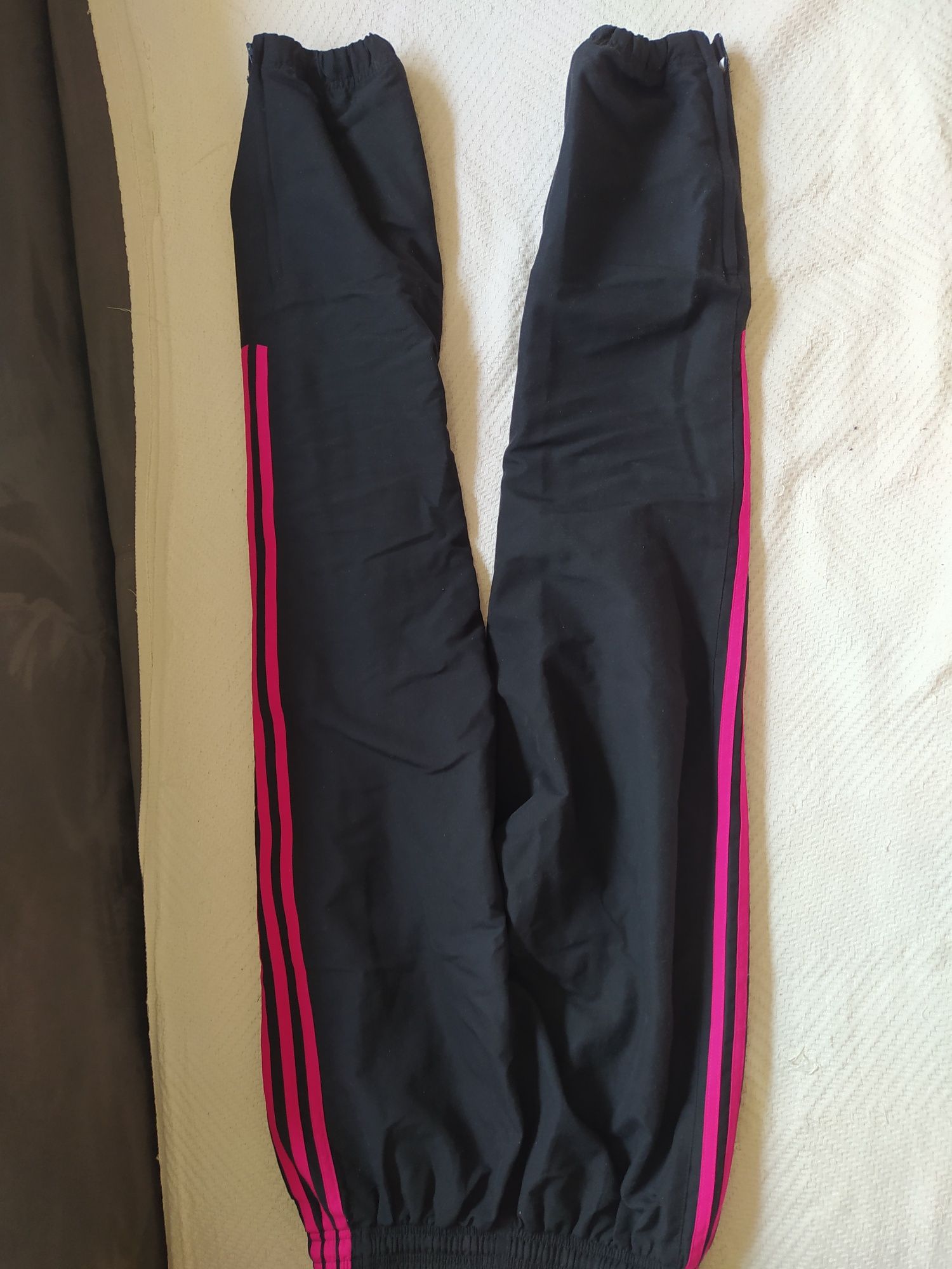 Czarne dresy adidas