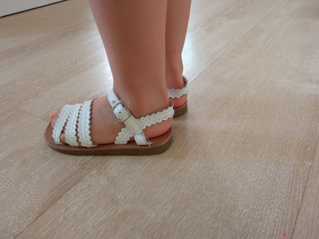 Sandálias de menina 26 praticamente novas 4€