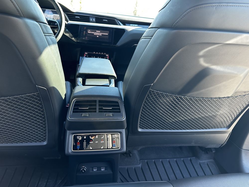 Audi E-tron Prestige 2019