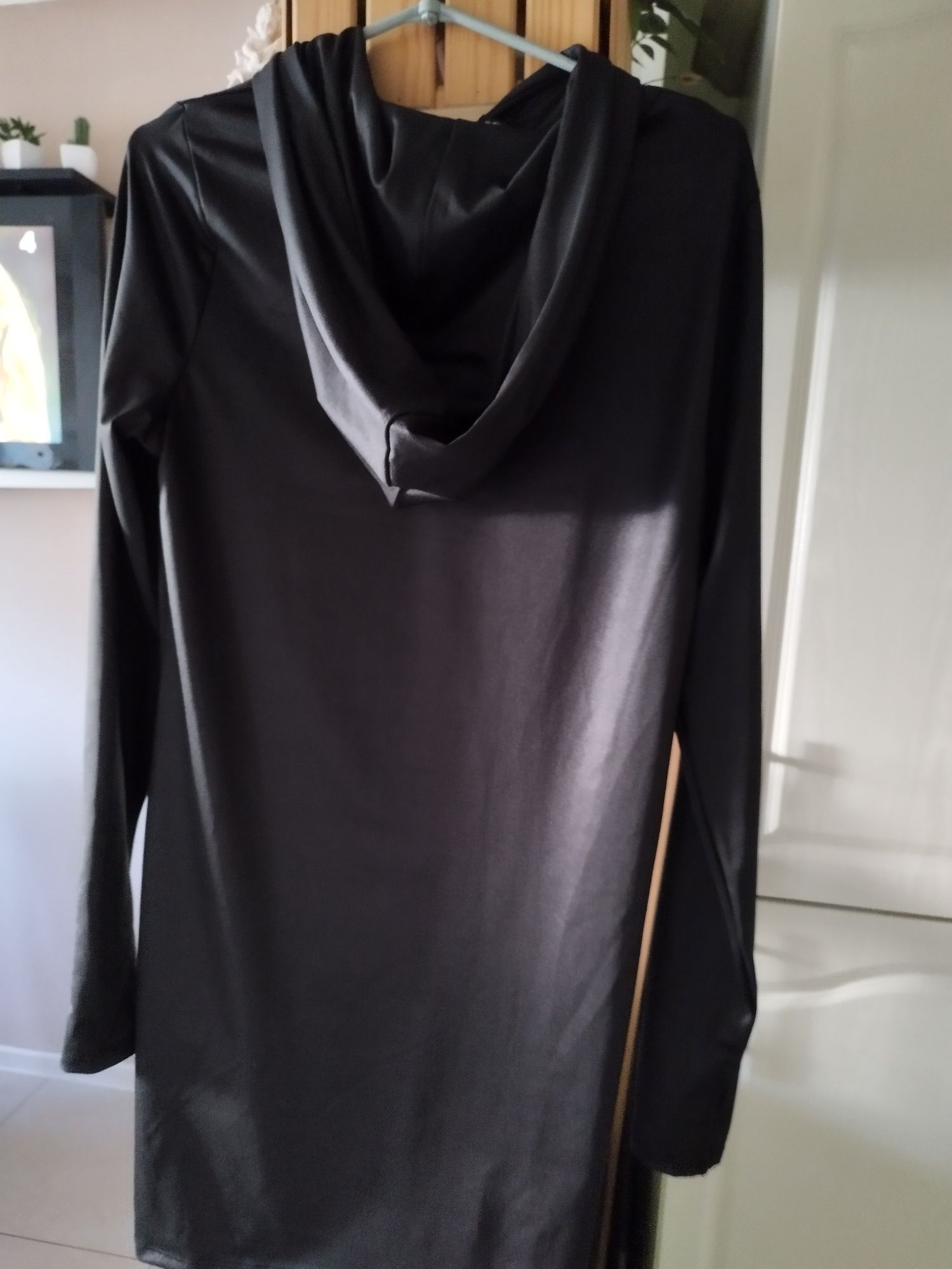 Czarna sukienka z kapturem z kolekcji Rita Ora
