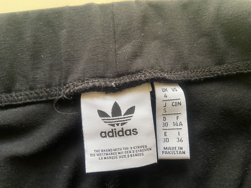 Спортивные штаны фирмы Adidas для девушки.
