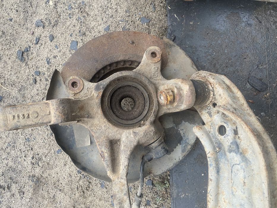 Рычаги с кулаками и дисками Nissan Almera