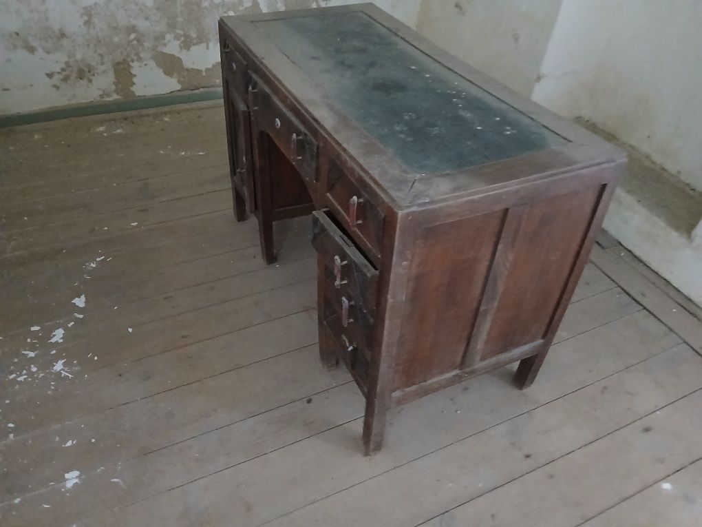 Mobiliário antigo de madeira