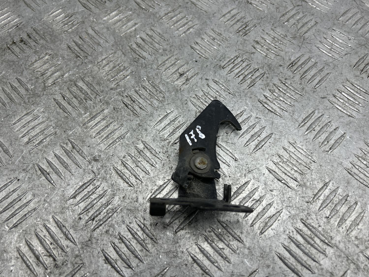 Крюк захватный капота правый LR056513 для Land Rover Range Rover Sport