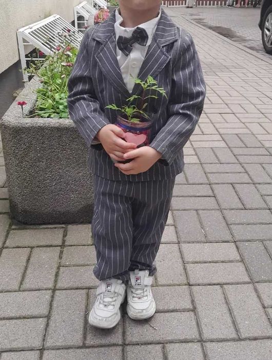 Sprzedam garnitur dla chłopca 2-3 letniego w stanie bardzo dobrym.
