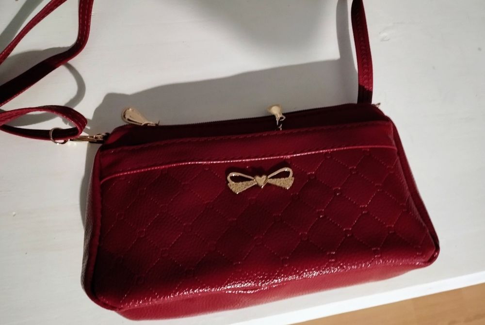 Czerwona torebka damska na ramię