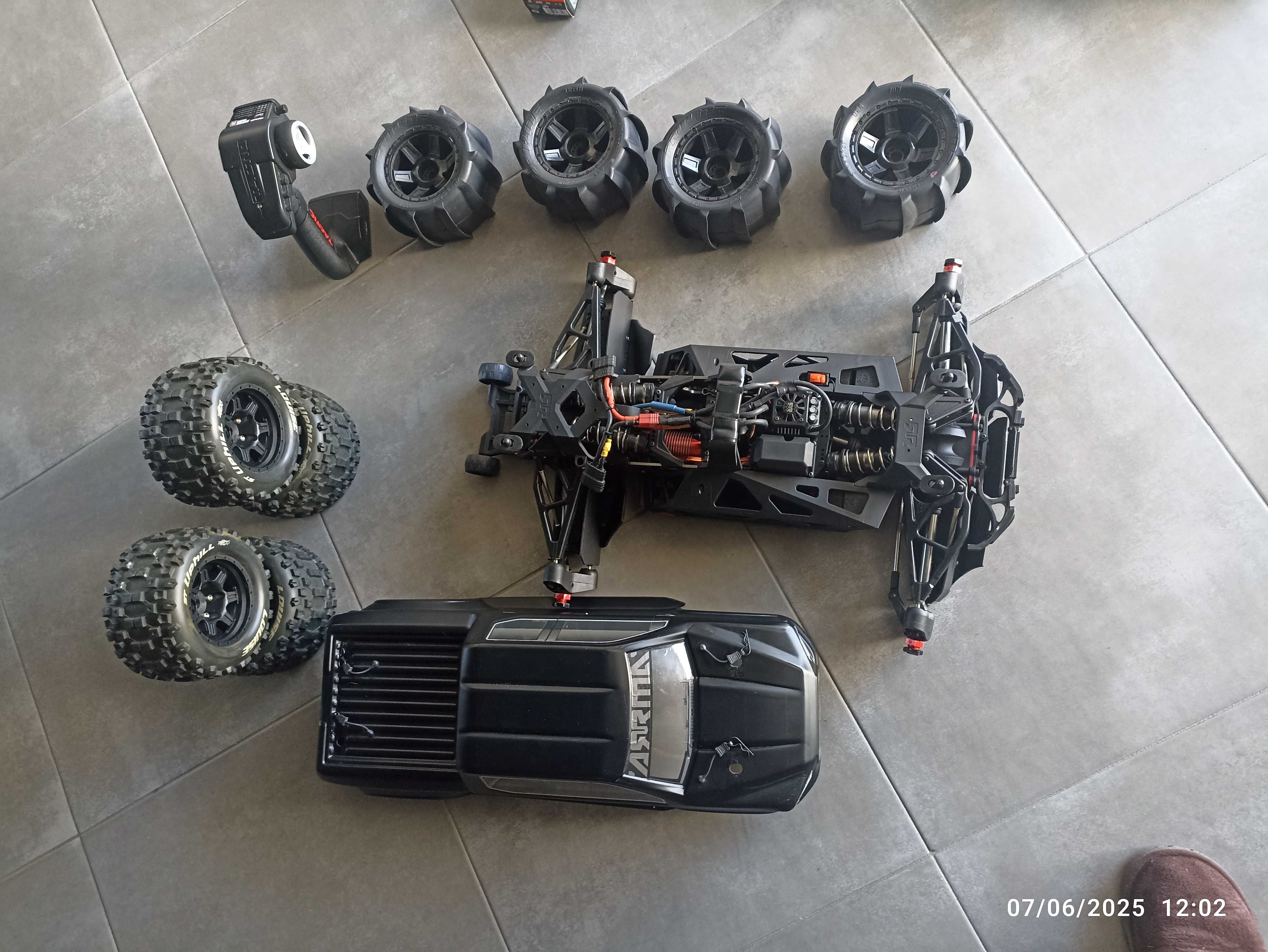 traxxas e arrma de exposicao