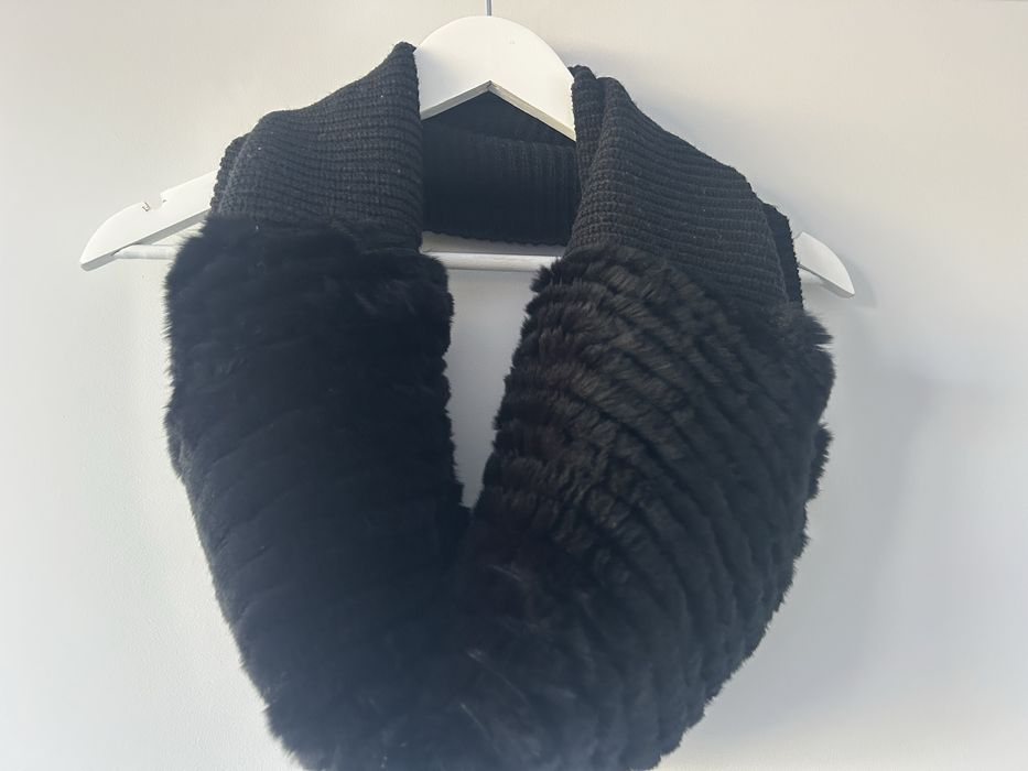 Gola Marella em pele e malha