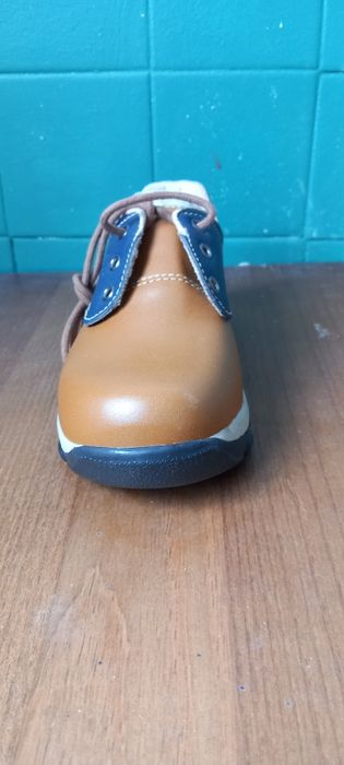 Sapatos de criança em pele  novos com etiqueta