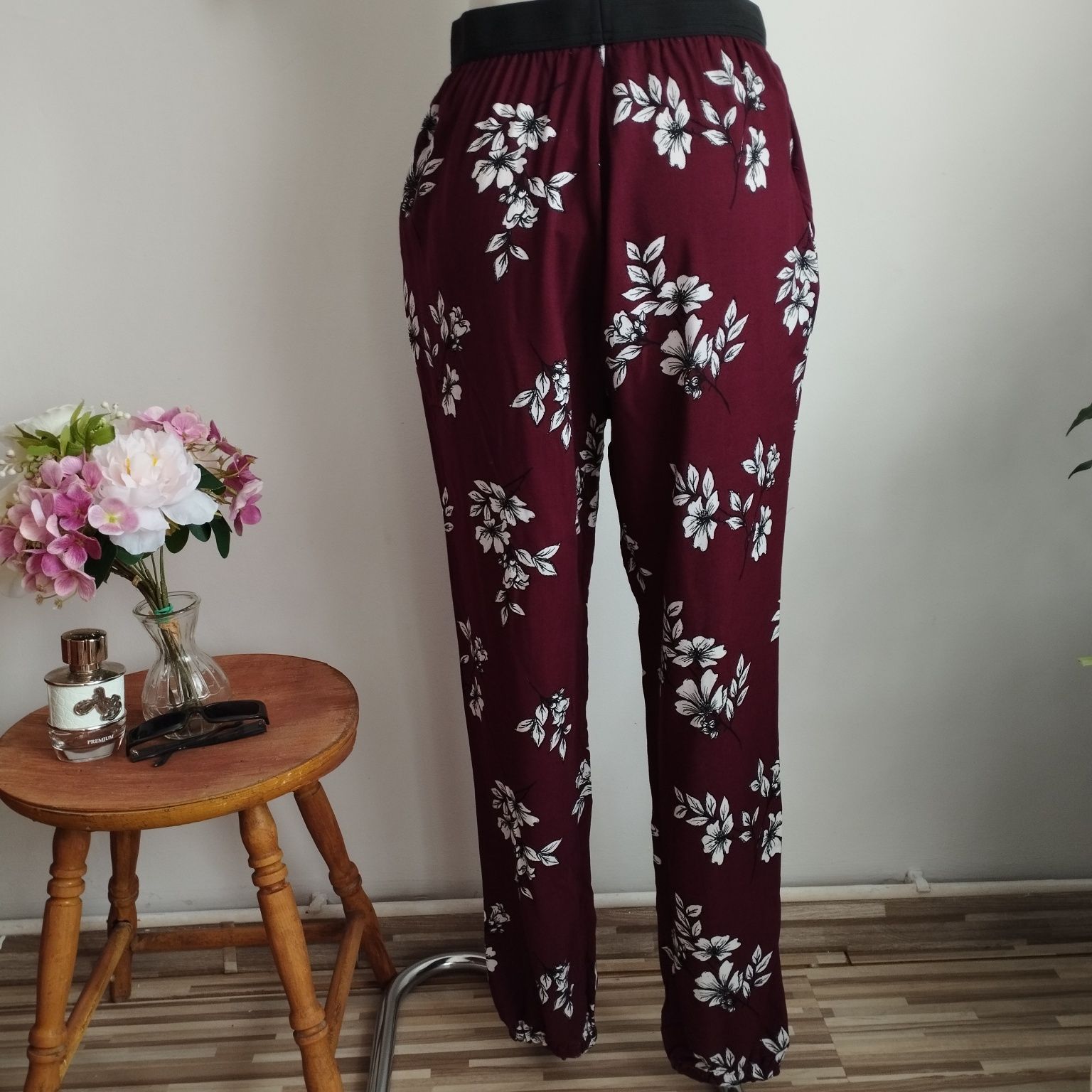 Nowe damskie spodnie Select z metką – bordowe w kwiaty, rozmiar 36/38
