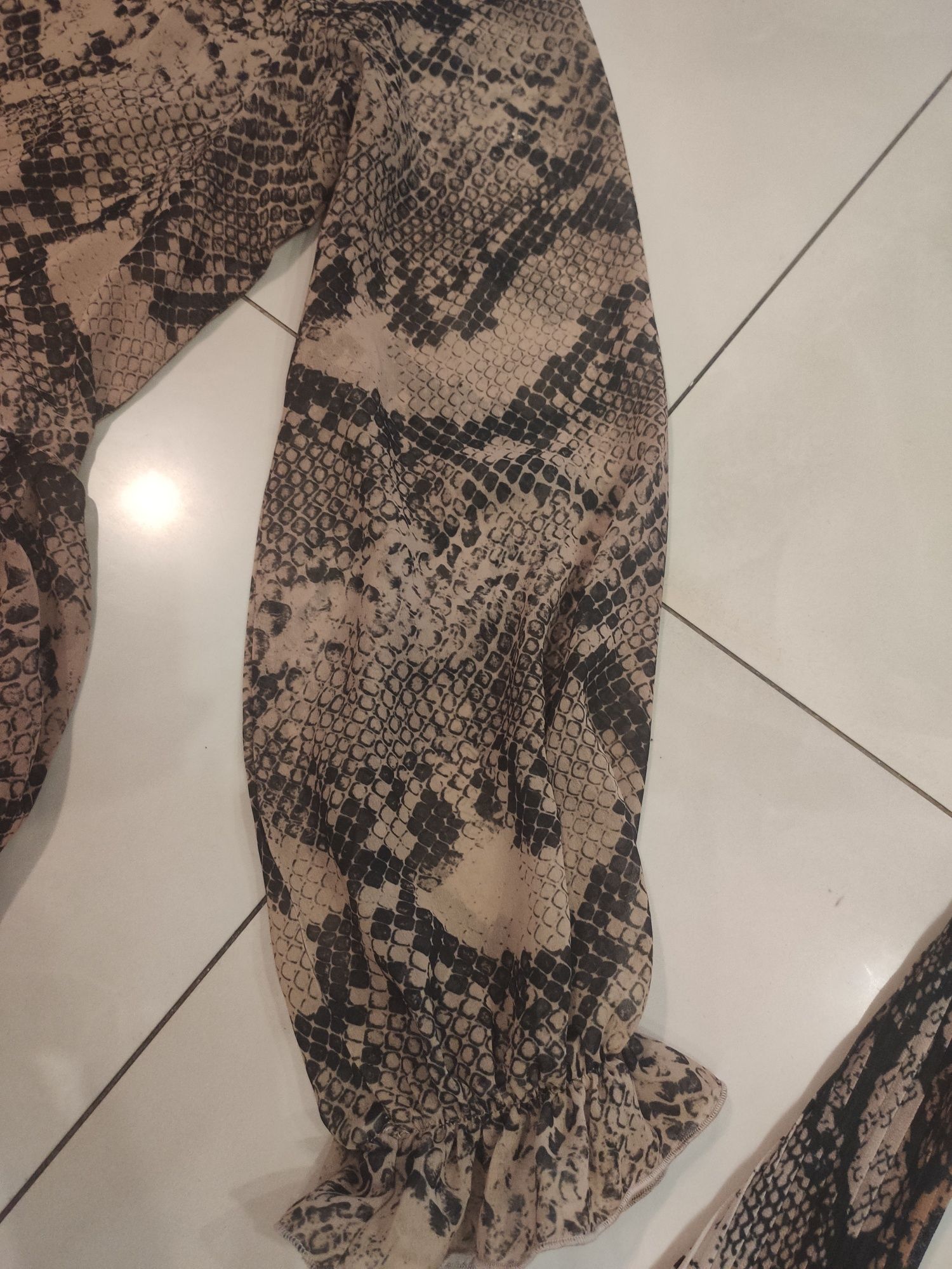Sukienka z motywem węża