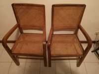 Cadeiras de madeira com fundo e costas em palhinha