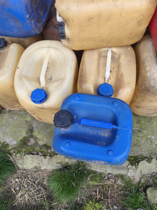 Plastikowe bańki/ pojemniki na ciecz