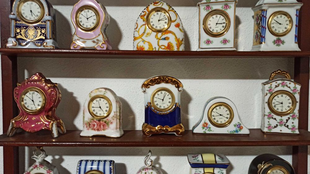Coleção de 20 Relógios miniatura em porcelana com oferta de móvel