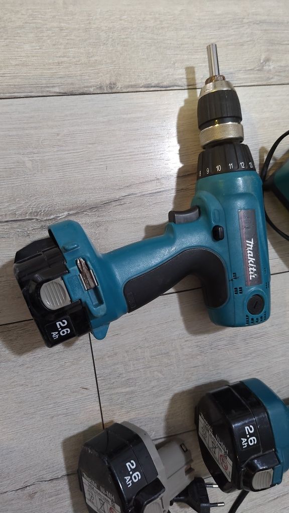 Wkrętarka Makita 6337d latarka Makita ml140