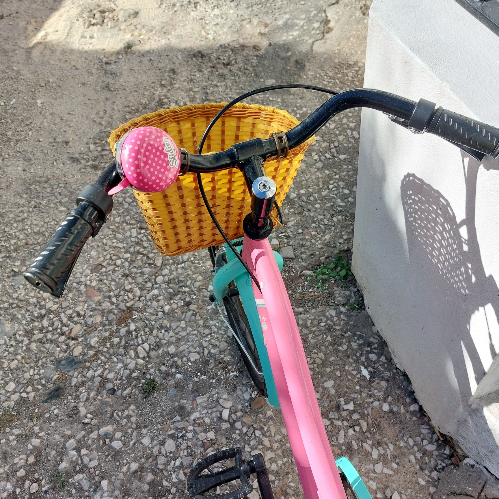 Bicicleta criança com cesto e campainha
