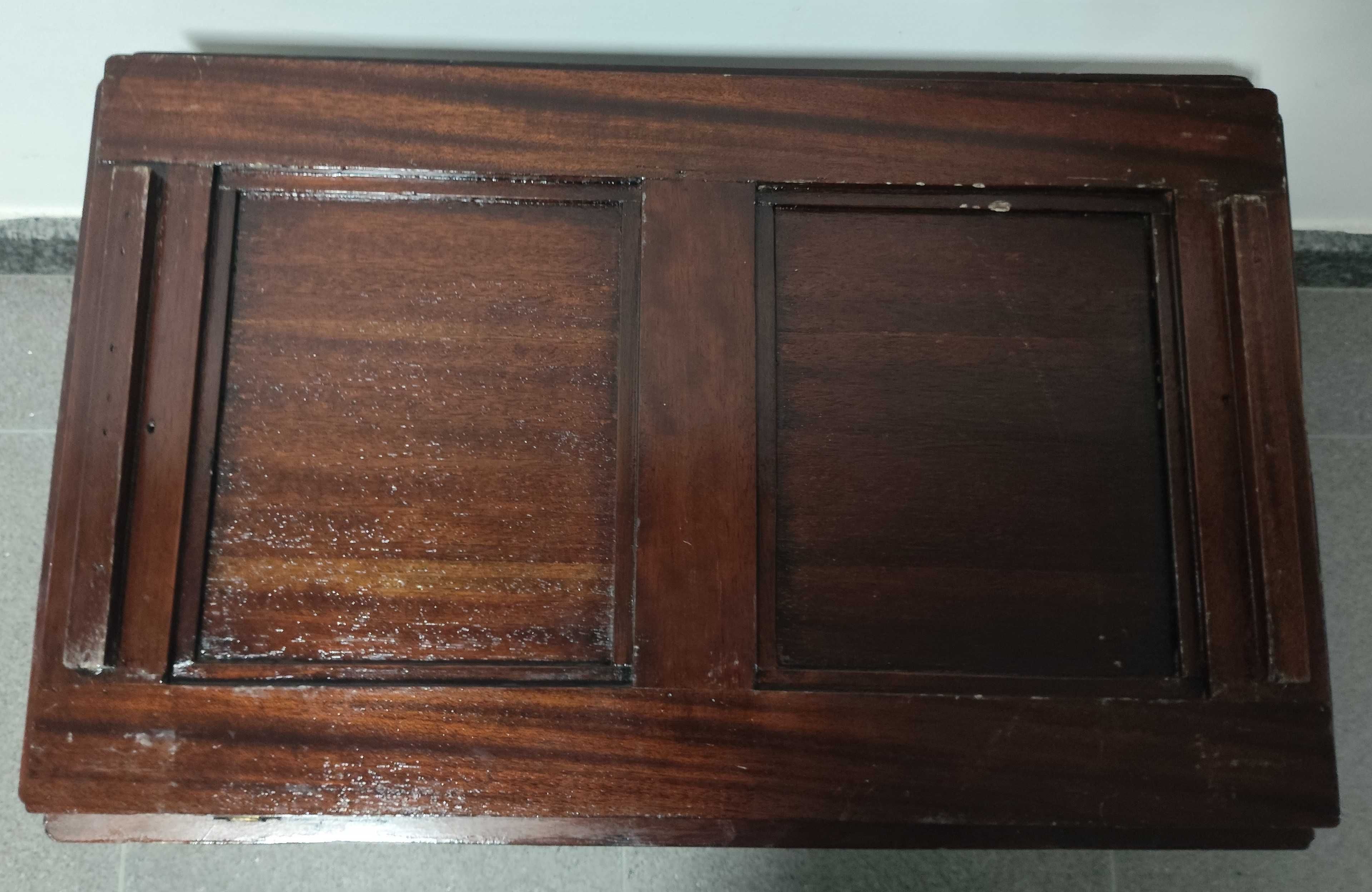 Mesa de apoio com tabuleiro removível