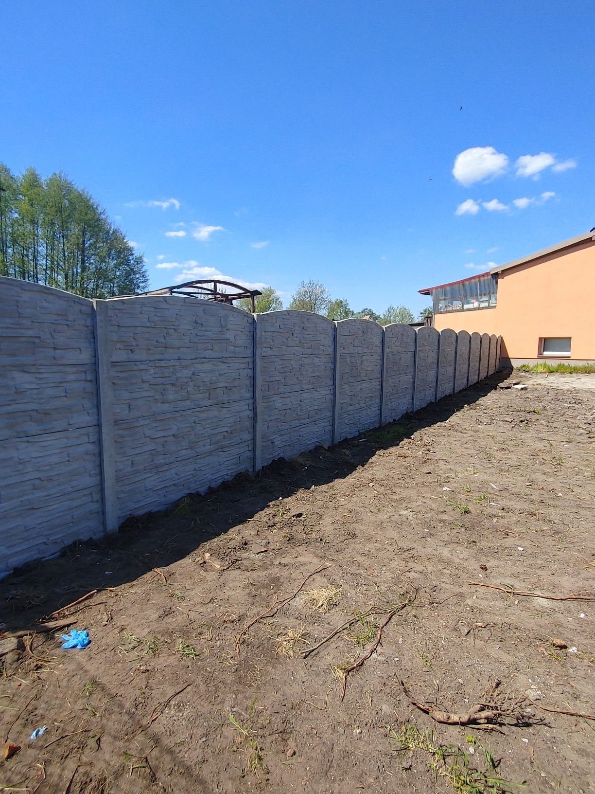 Montaż i malowanie  ogrodzeń betonowych