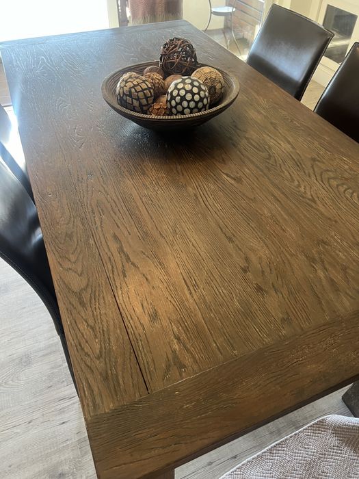 Mesa em madeira maciça.