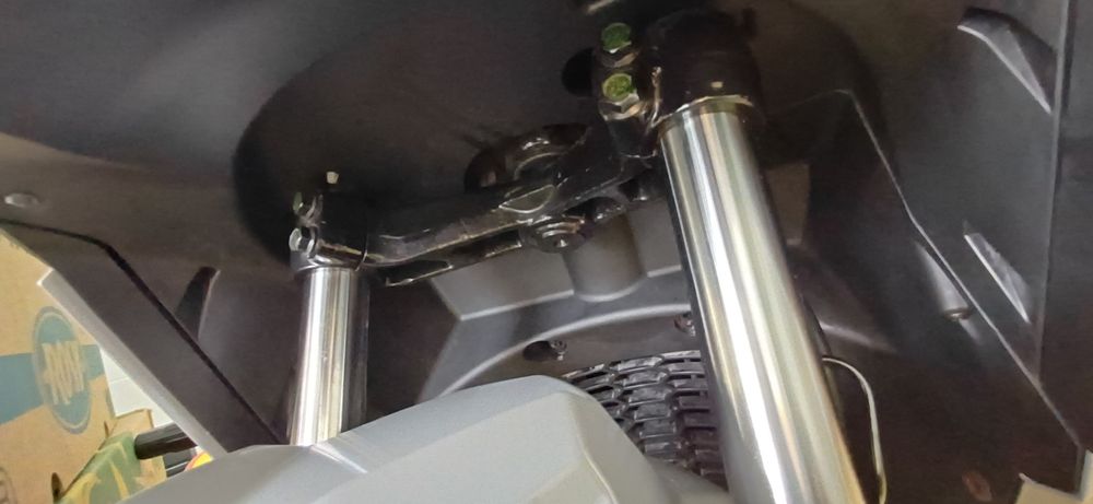 Sym ADX 125 com topcase incluído e garantia até 12/2029.