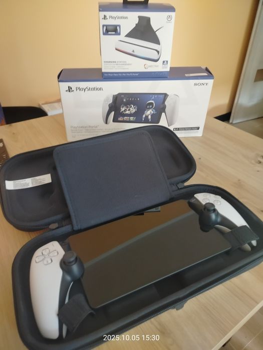 Nowy PlayStation Portal biały i akcesoria