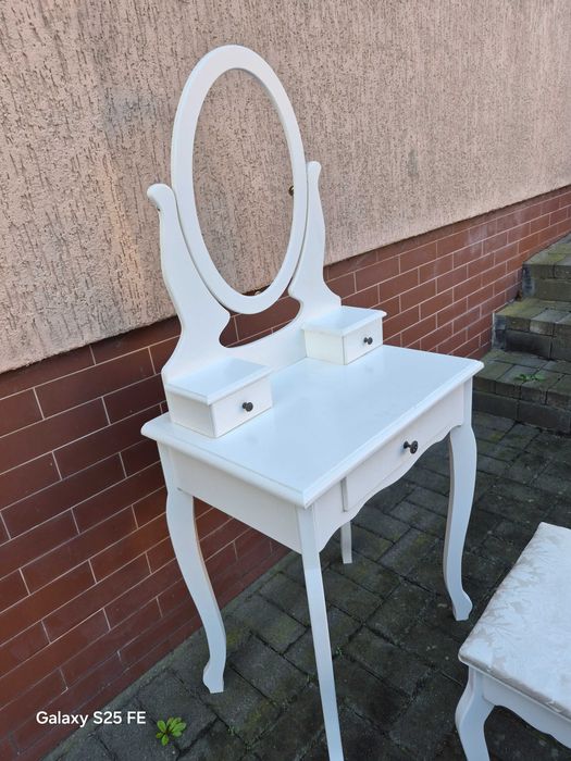 Drewniana toaletka dla dziewczynki