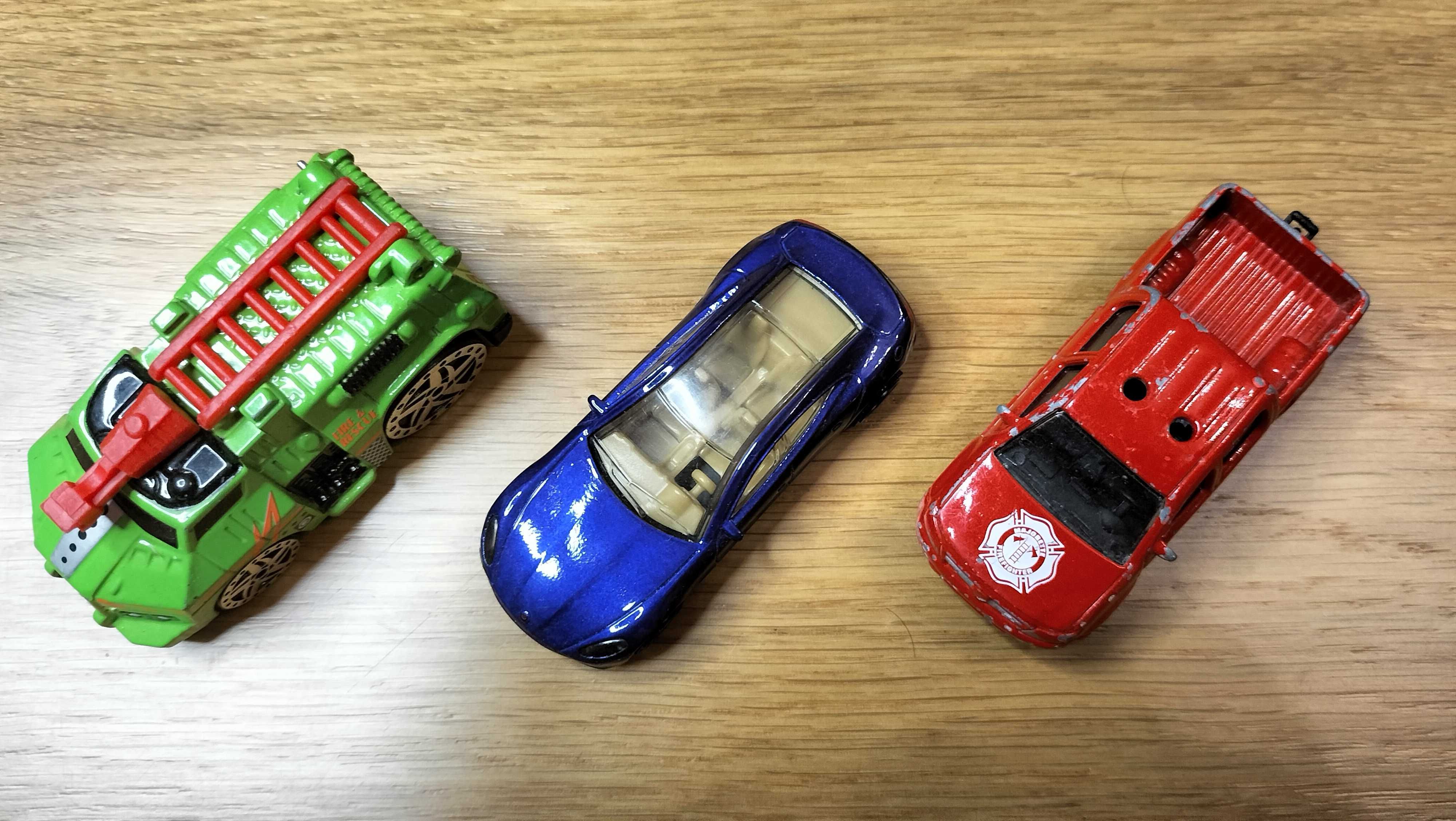 3 samochody zabawki, autka