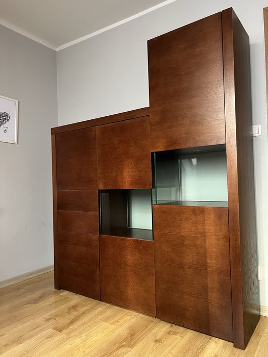 Drewniana witryna z kolekcji Milano – Paged Meble