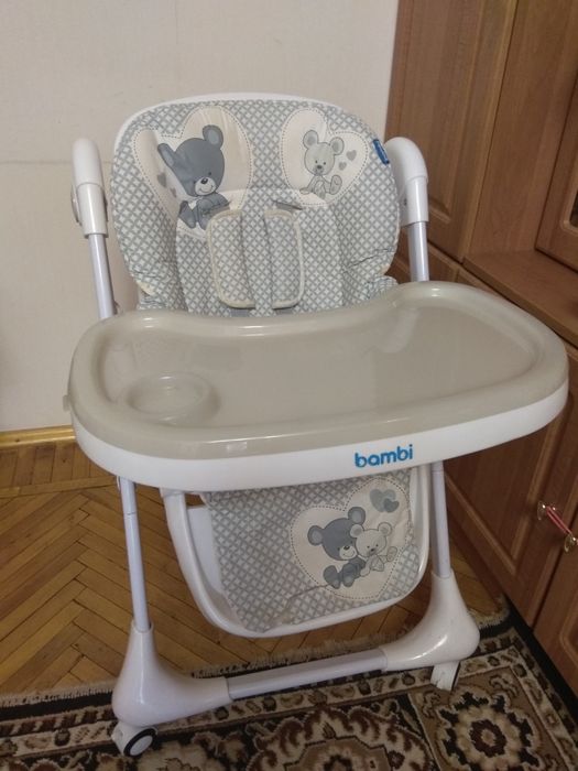 Стульчик для кормления Bambi с выдвижным столиком на 4 колесах