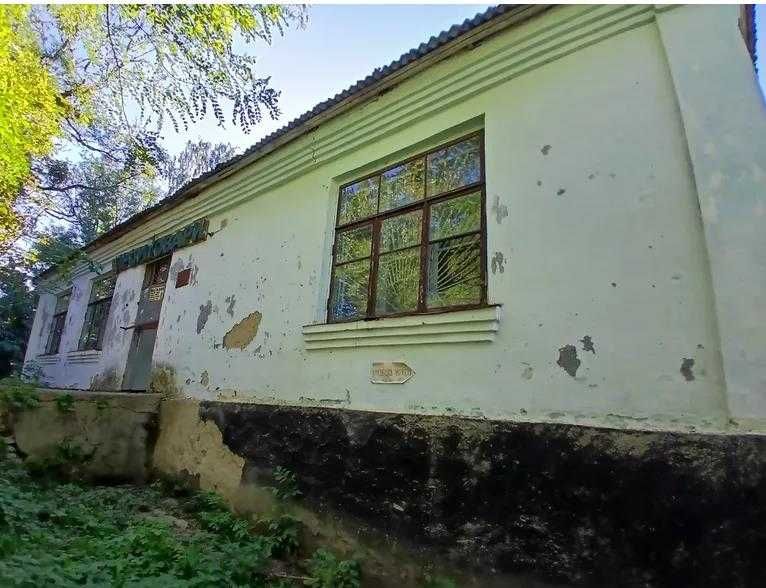 Продається окреме цегляне нежитлове приміщення (по документам магазин)