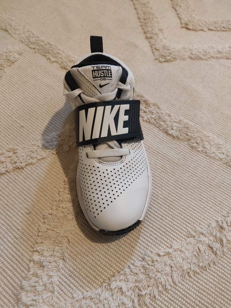 Buty Nike Team Hustle DB