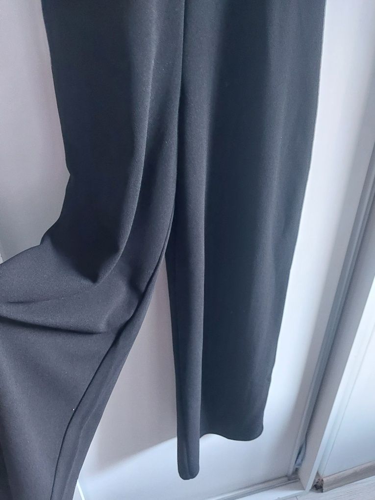 Kombinezon czarny z białą falbanką H&M elegancki