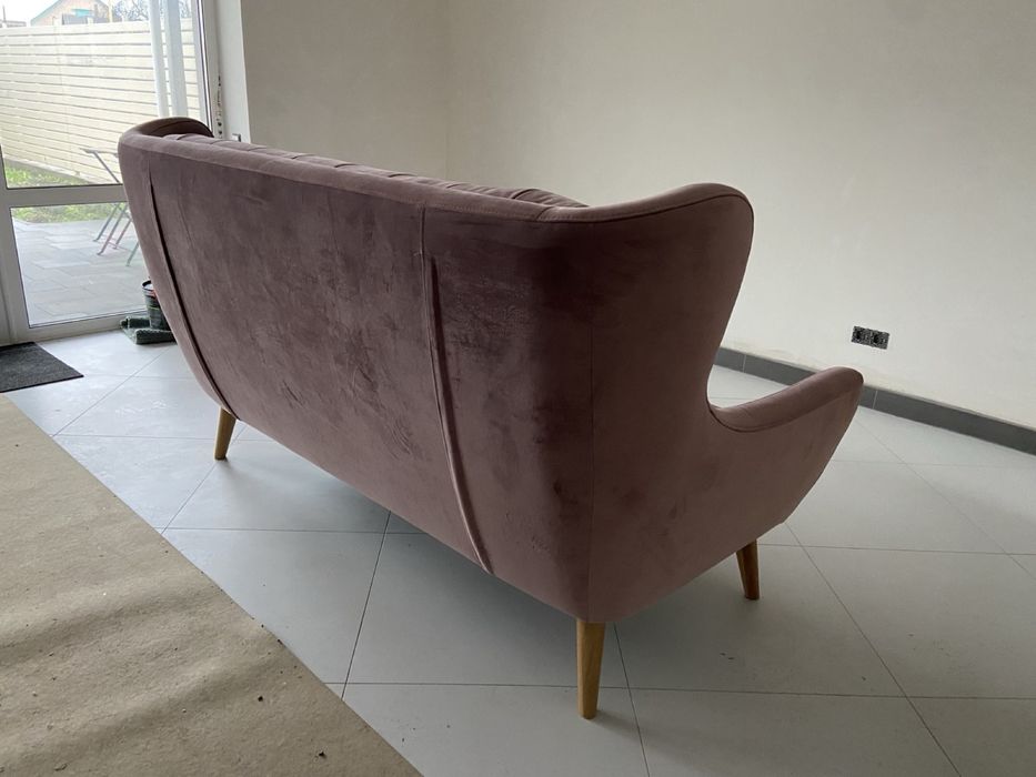 Диван рожевий на ножках