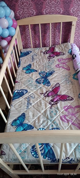 Продам дерев'яну кроватку з матрасико від народження до 3х років