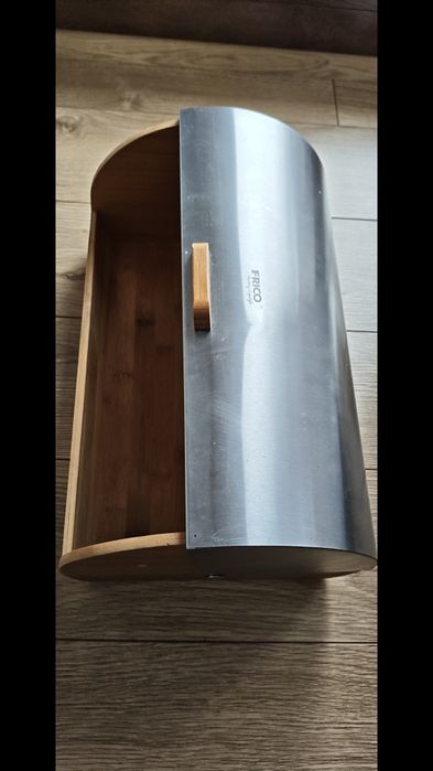 Chlebak bambusowy z metalową pokrywą