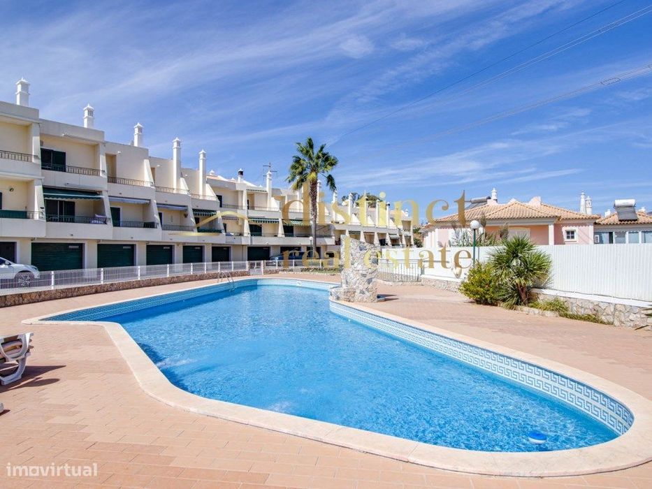 Moradia T2+1 Geminada com Garagem, Piscina, Terraço e BBQ