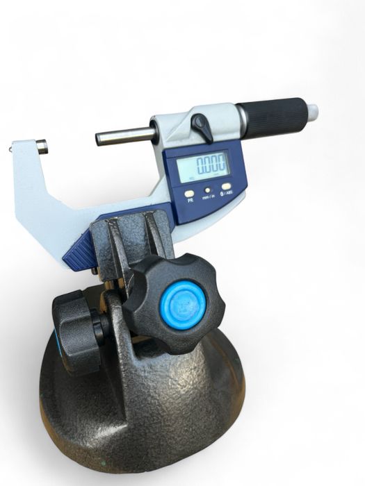 Cyfrowy mikrometr ATORN 25–50 mm z dokładnością 0.001 mm + statyw